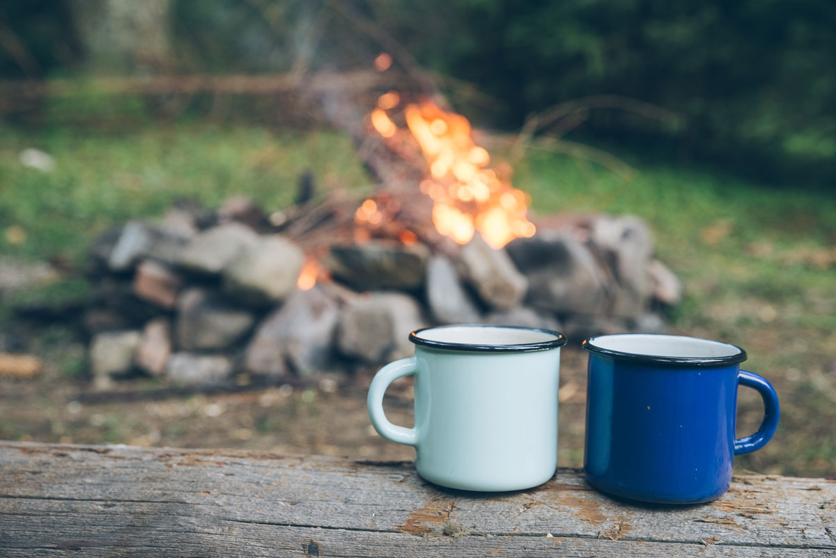 Foto von zwei Teetassen am Lagerfeuer